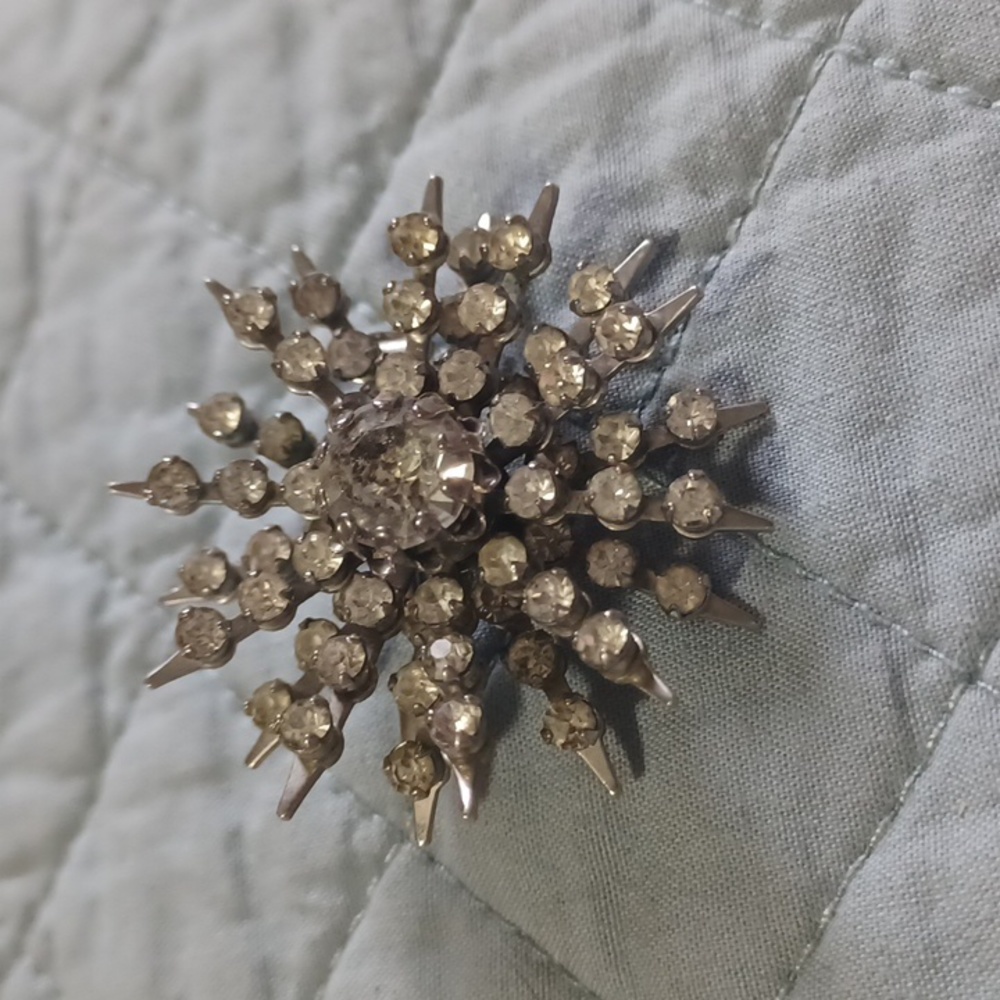 Rhinestone Starburst Brooch - Picture 3 of 5